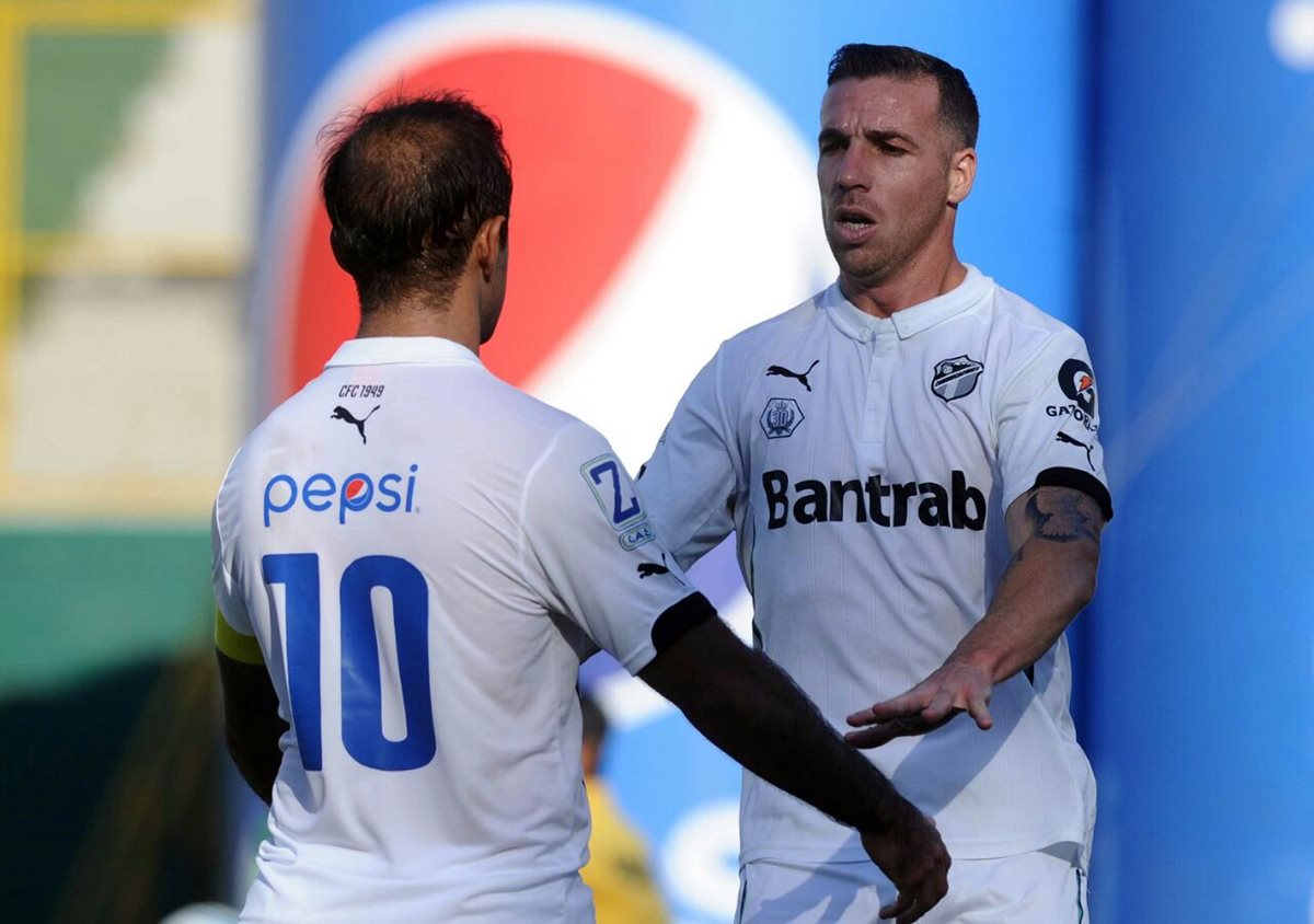 Emiliano López (izquierda) fue el anotador del único gol del juego. (Foto Prensa Libre: Francisco Sánchez)