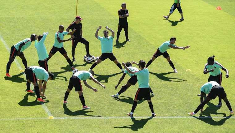 Los seleccionados de Portugal se preparan con emoción para la final. (Foto Prensa Libre. EFE)