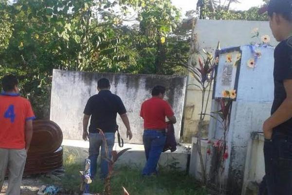 Ataúd que contenía los restos de la mujer fue encontrado a un costado de unas tumbas en el cementerio de Coatepeque. (Foto Prensa Libre: Alexánder Coyoy) <br _mce_bogus="1"/>