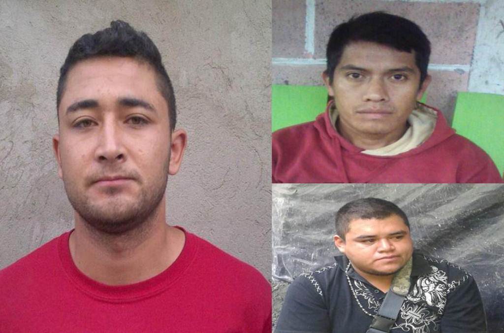 Los tres presuntos delincuentes capturados en Purulhá, Baja Verapaz. (Foto Prensa Libre: Carlos Grave)
