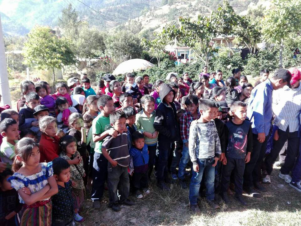 Algunos de los niños que recibieron regalos en la aldea La Vega. (Foto Prensa Libre: Mike Castillo).