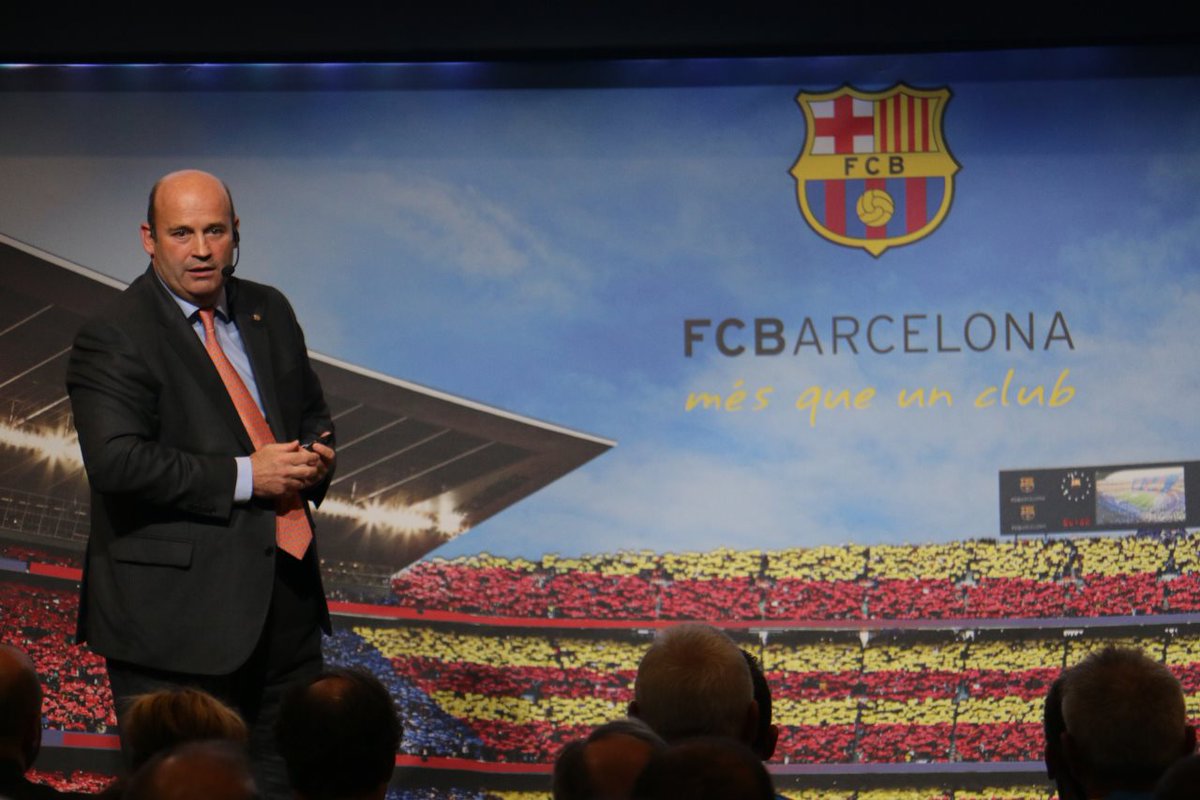 Óscar Grau presenta el nuevo modelo del FC Barcelona. (Foto Prensa Libre: Cortesía FC Barcelona).