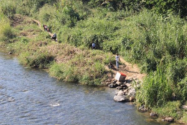Los "pasadores" cobran tarifas por trasladar cualquier mercadería hacia o desde México en la frontera El Carmen.