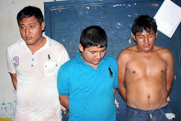 Los tres sindicados de robar un mototaxi, permanecen en la Comisaría 34, en Retalhuleu. (Foto Prensa Libre: Rolando Miranda)<br _mce_bogus="1"/>