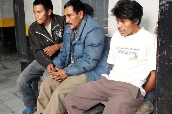 Pedro Tzoy, Gaspar Tzoy y Santiago Tzoy Us, capturados por secuestro de niño de seis meses. (Foto Prensa Libre: Óscar Figueroa)