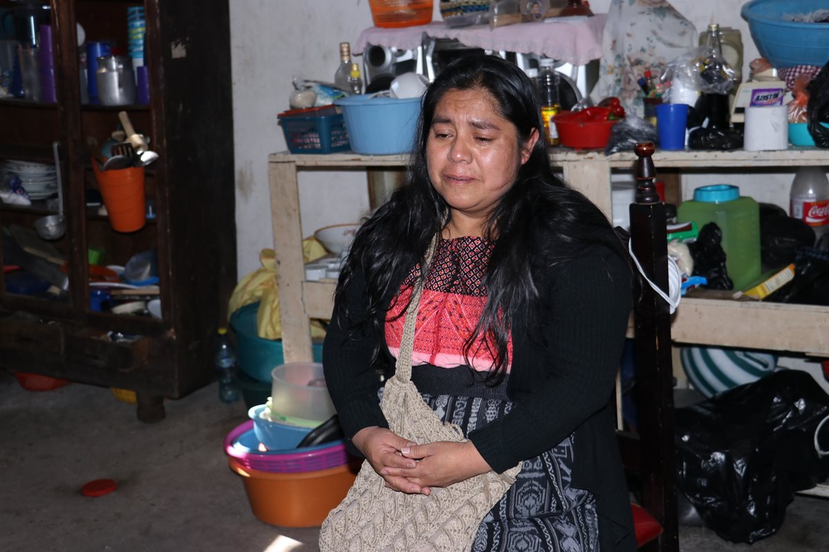 La señora María Edilberta Camey apela a los guatemaltecos para que le ayuden en la recuperación de su hijo. (Foto Prensa Libre: Víctor Chamalé)