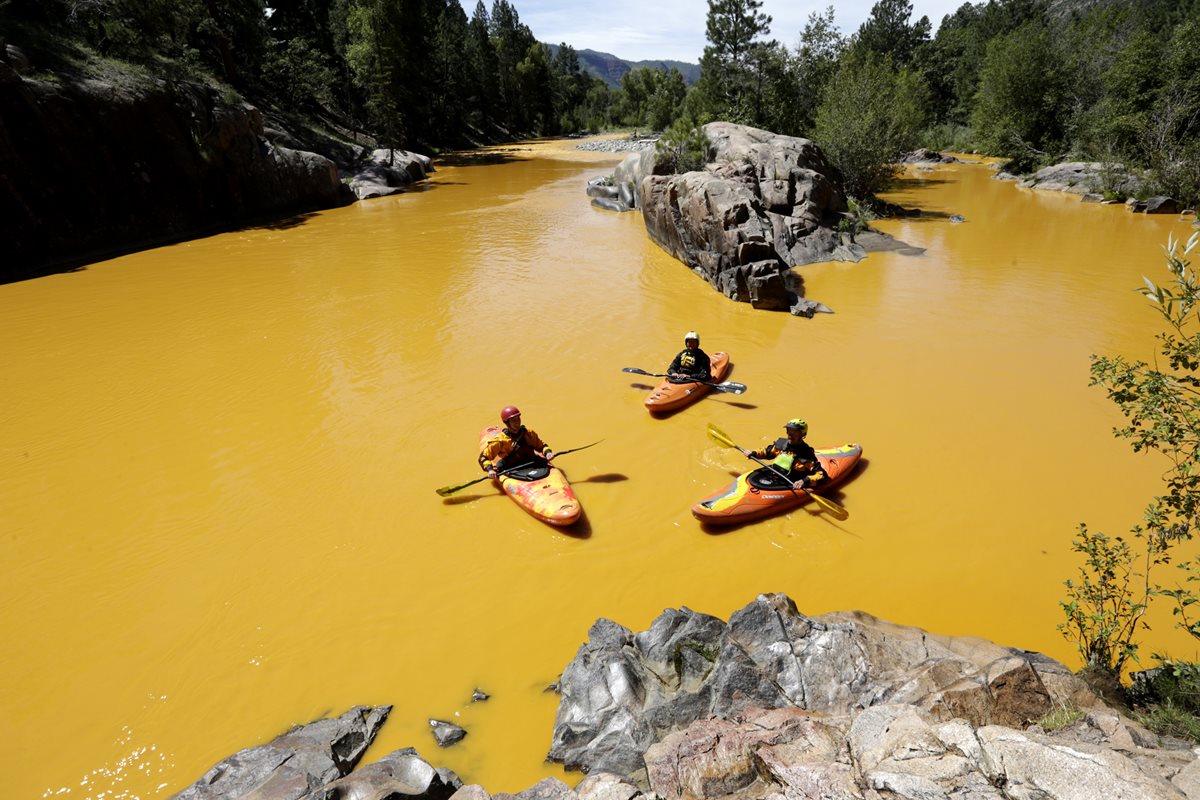 El río Animas luce color mostaza después de los contaminantes que por error, se derramaron en sus aguas. (Foto Prensa Libre: AP).