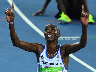 Mo Farah levanta los brazos luego de ganar el oro olímpico en los 10 mil metros de Río 2016. (Foto Prensa Libre: AP).