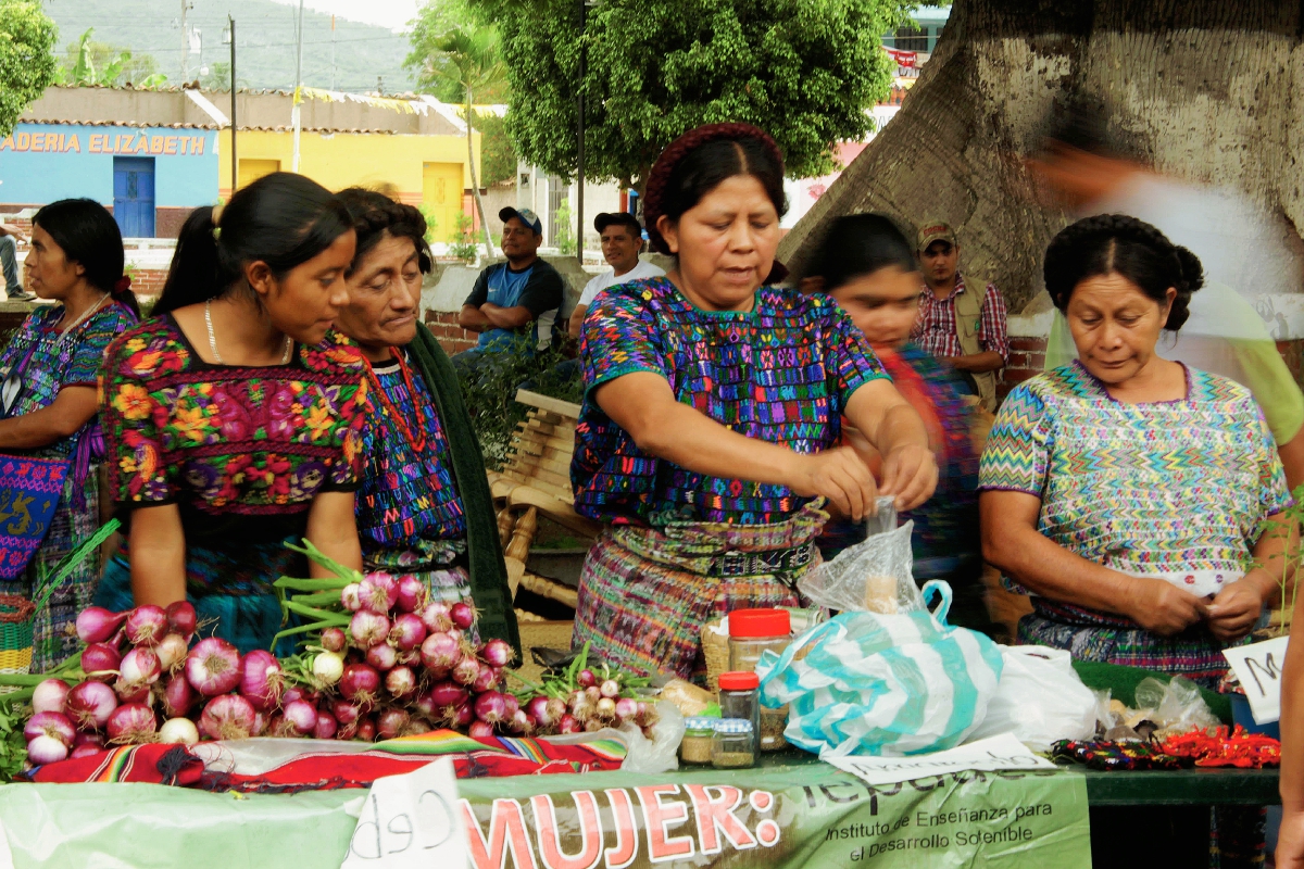 Mujeres participan en feria de semillas nativas, en San Miguel Chicaj, Baja Verapaz. (Foto Prensa Libre: Carlos Grave)