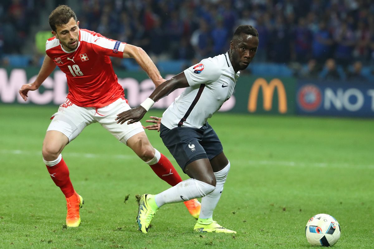 Sissoko, de Francia, disputa un balón con Mehmedi, de Suiza. (Foto Prensa Libre: AFP)