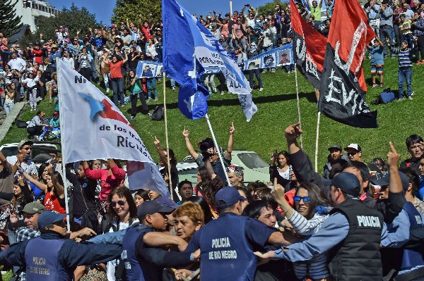 Decenas de miles de argentinos marcharon el jueves hacia la Plaza de Mayo, a 40 años del golpe de Estado. (Foto Prensa Libre: AFP)