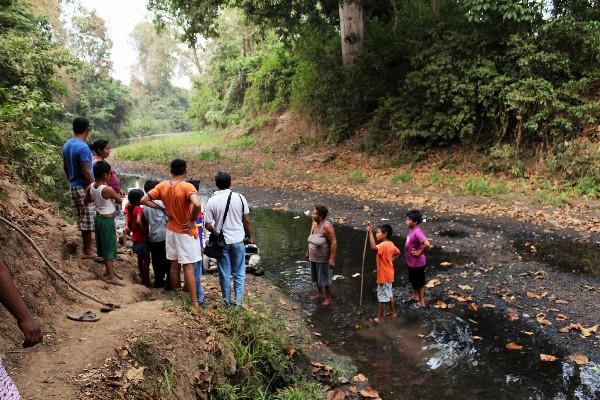 En Retalhuleu, los residentes se quejan del bajo caudal de los afluentes y la contaminación.