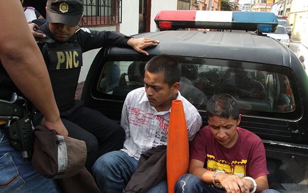 La Policía detuvo a menores que aparentemente estarían vinculados con la banda Solo para locos. (Foto Prensa Libre: PNC)