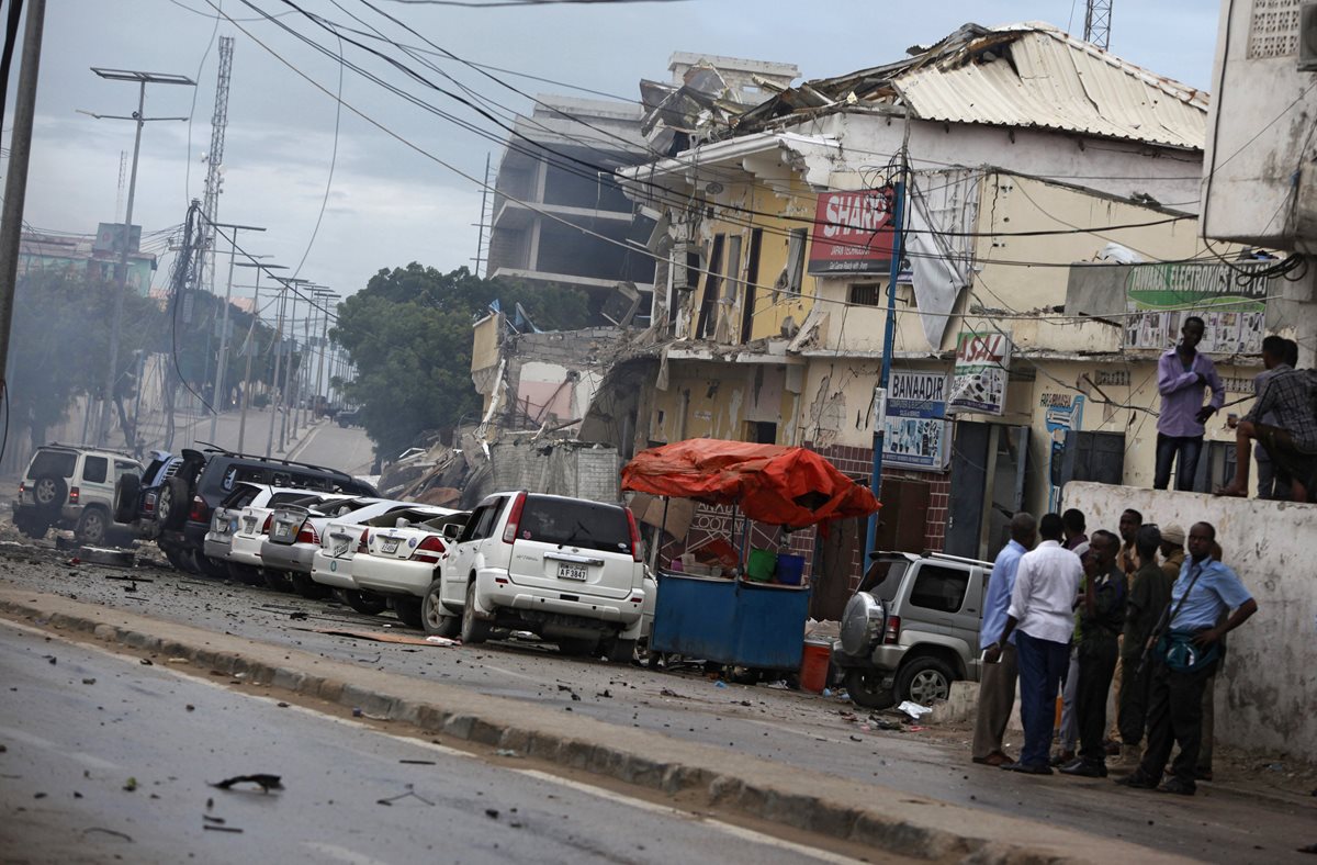 Desolación en las afueras del hotel de Somalia donde ocurrió el ataque islamista que deja al menos 11 muertos. (Foto Prensa Libre: AP).