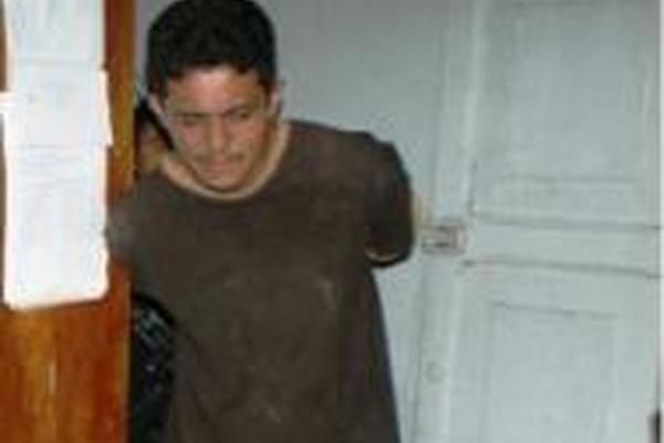 Nervin Augusto Barrera Alveño, de 30 años, capturado con una motocicleta robada (Foto. Prensa Libre. Rigoberto Escobar)