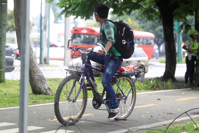 Estudiantes utilizan la ciclovia para dirigirse a sus centros de estudios. (Foto: Hemeroteca PL)