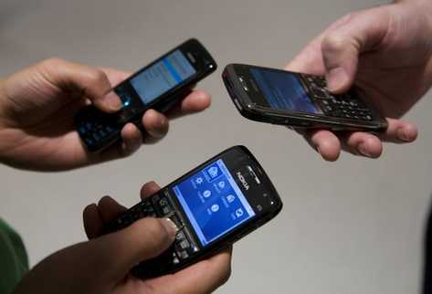 Según el convenio laboral, el teléfono celular no podrá utilizarse durante la jornada laboral. El pacto regirá para unos 20 mil trabajadores de cafés, bares, confiterías, entre otros servicios. (Foto Prensa Libre: AP)