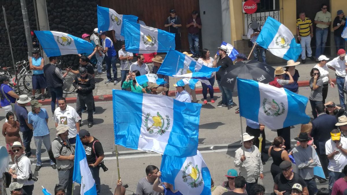 La bandera Azul y Blanco acompaña a los protestantes en zona 1.