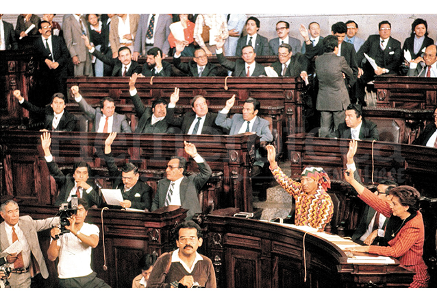 Una de las sesiones de la Asamblea Nacional Constituyente, responsable de redactar la Carta Magna entre 1984 y 1985. (Foto: Hemeroteca PL)