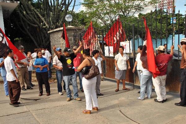 Empleados de  Salud vedan el ingreso al Área de Salud de Zacapa.