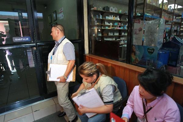 Personal de la Diaco verifica precio de medicinas en distintas farmacias de la ciudad de Guatemala (Foto Prensa Libre: E. Paredes)<br _mce_bogus="1"/>