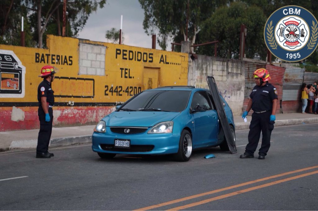 Una persona murió dentro de un vehículo en la zona 7 y tres más resultaron heridas. (Foto Prensa Libre: CBM)