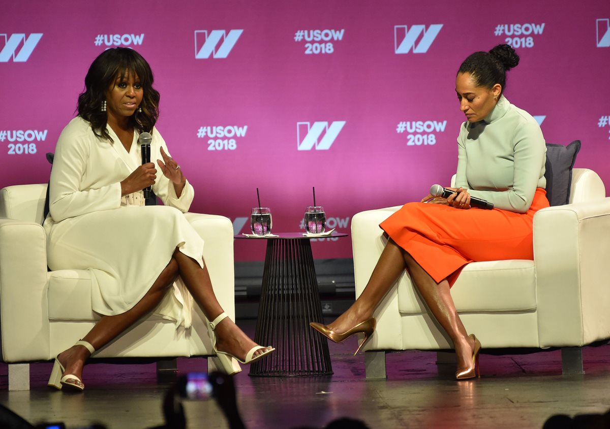 La exprimera dama estadounidense Michelle Obama (D) y la actriz y activista Tracee Lee Ross asisten a la Cumbre de Mujeres de Estados Unidos en el Auditorio Shrine en Los Ángeles. (Foto Prensa Libre: AFP).