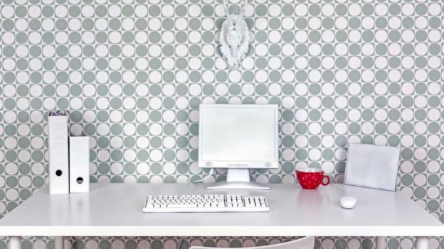 Muchas compañías imponen límites lo que sus trabajadores pueden poner en sus escritorios. (Foto Prensa Libre: Getty Images)