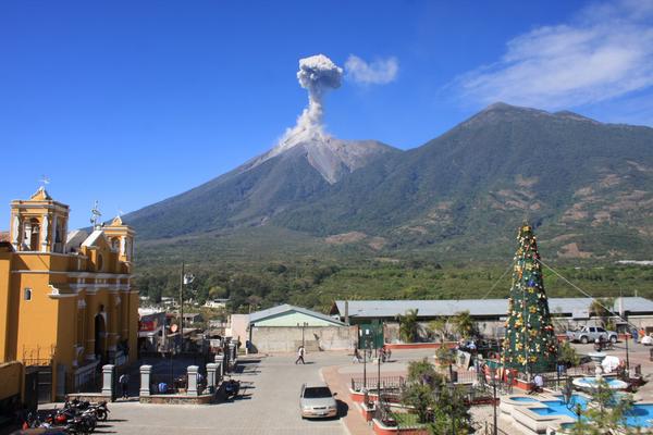 La expulsión de ceniza se puede observar desde San Juan Alotenango, Sacatepéquez . (Foto Prensa Libre: Renato Melgar)
