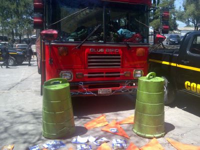 Los detenidos  utilizaban capuchas de la Usac y un bus urbano de la ruta 4. ( Foto Prensa Libre: PNC)