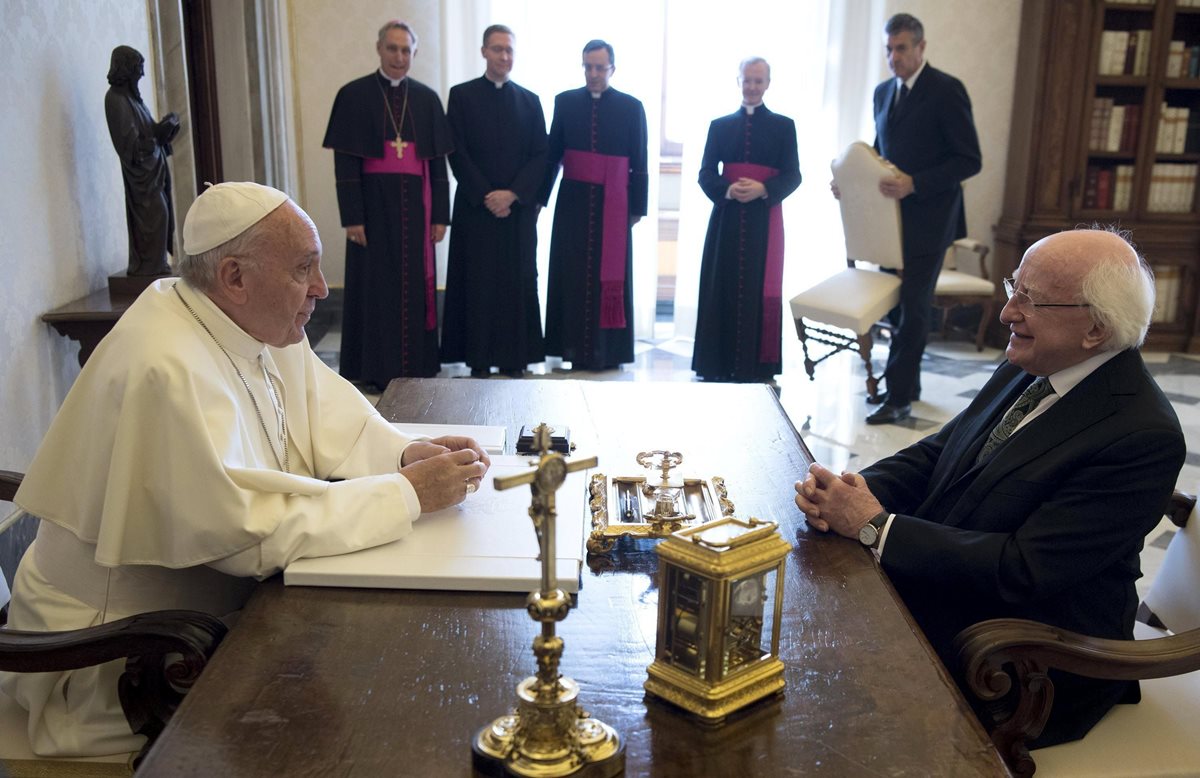 Francisco recibe a obispos guatemaltecos en el Vaticano. (Foto Prensa Libre: EFE)