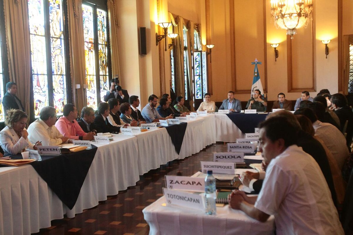 El presidente Jimmy Morales dirige la reunión con los gobernadores, en el Palacio Nacional. (Foto Prensa Libre: Álvaro Interiano)