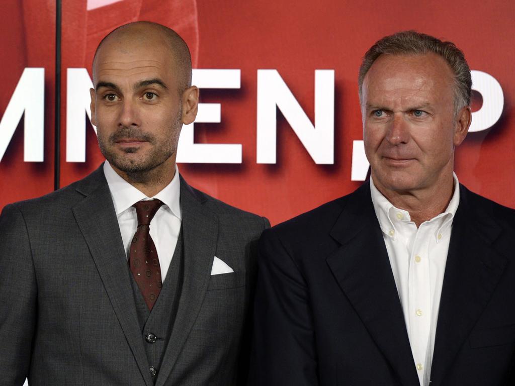 Pep Guardiola junto al presidente del Bayern Múnich Karl-Heinz Rummenigge, quien lo defiende de las críticas. (Foto Prensa Libre: AFP)