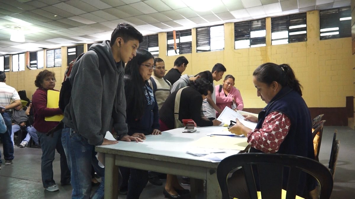 Cientos de estudiantes realizaron un examen de admisión para optar a inscribirse en el Instituto Fischmann. (Foto Prensa Libre: Juan Carlos Rivera).