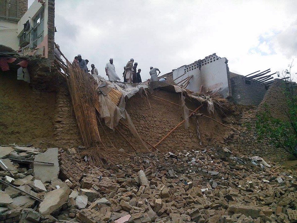 Paquistaníes contemplan los daños ocasionados en sus casas en la región tribal de Khyber tras el seísmo de 7.5 grados en la escala de Richter que se registró a unos 250 kilómetros al norte de Kabul (Afganistán). (Foto Prensa Libre: EFE).