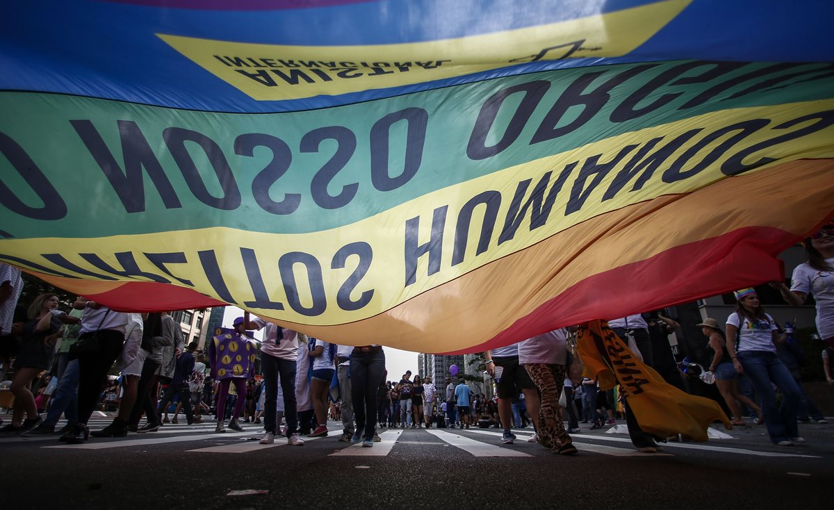 Grupo de participantes en el desfile del Orgullo Gay en Sao Paulo, Brasil. (AFP)