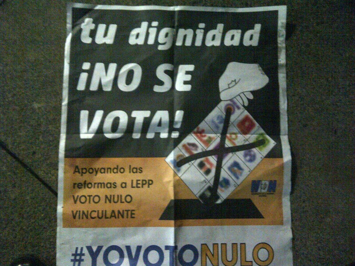 Los volantes que instan al voto fueron pegados en postes de Retalhuleu. (Foto Prensa Libre: Rolando Miranda)