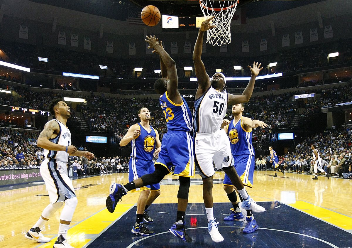El atacante de Golden State Warriors Draymond Green disputa un rebote con Zach Randolph de Memphis Grizzlies. (Foto Prensa Libre: EFE)
