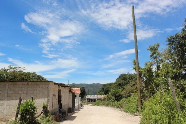 Hace tres años se comenzó el posteado eléctrico en la aldea Cerro de Don León, pero el proyecto quedó inconcluso.(Foto Prensa Libre: Oswaldo Cardona)