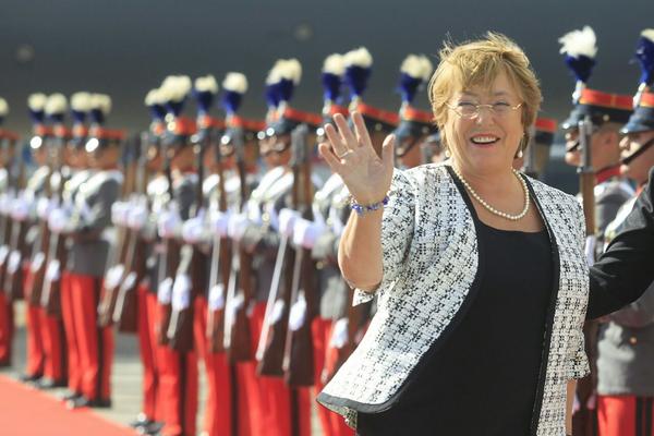 Presidenta Michelle Bachelete llega a Guatemala. (Foto Prensa Libre: Edwin Bercian)