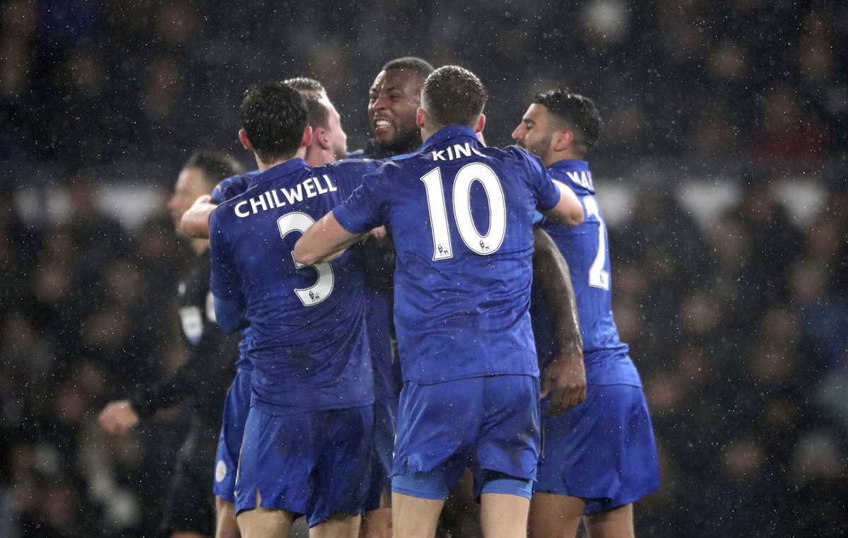 El Leicester, vigente campeón de Inglaterra, sufrió para empatar 2-2 en el campo del Derby (2ª división). (Foto Prensa Libre: AFP)