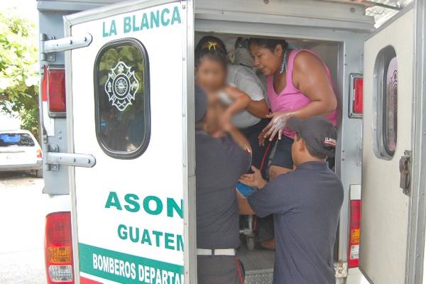 Socorristas trasladan a niña de 3 años que resultó con quemaduras al caer en olla con masa caliente en La Blanca, San Marvos. (Foto Prensa Libre: Alexánder Coyoy)<br _mce_bogus="1"/>