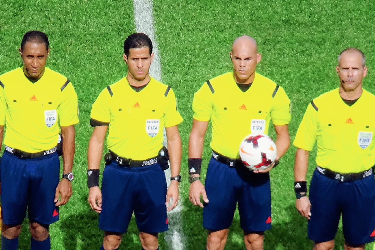 Yadel Martínez Pupo de Cuba, con el balón en la mano, será el encargado de impartir justicia en el primer juego de la Bicolor Nacional ante Bermudas. (Foto Prensa Libre: Cortesía Concacaf)