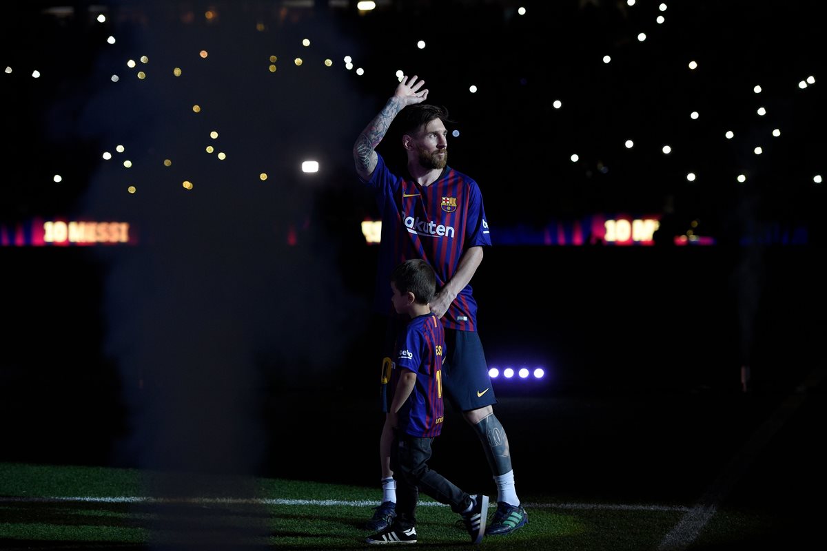 Messi estuvo presente junto a su familia en el homenaje a Andrés Iniesta en su despedida, este domingo. (Foto Prensa Libre: AFP)
