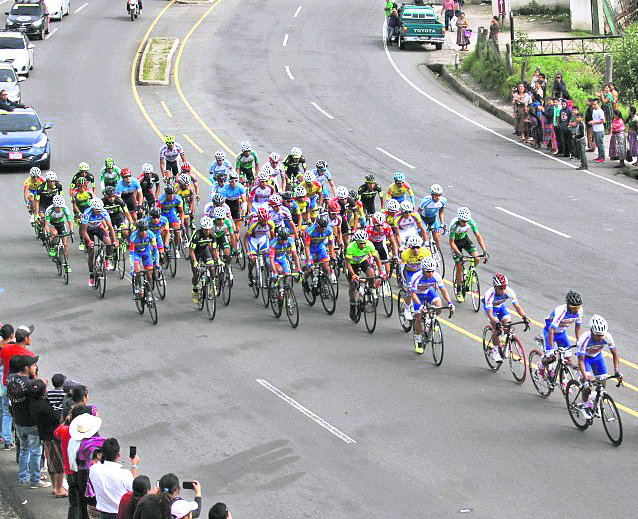 Los ciclistas arriesgan la vida en competencia y durante los entrenamientos en la carretera. (Foto Prensa Libre: Hemeroteca PL)