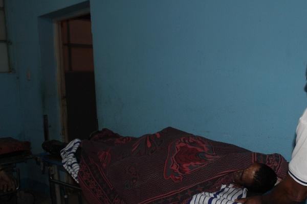 El cadáver de Gelver Orlando Paiz, quien murió baleado, permanece en el Hospital Nacional de Jutiapa. (Foto Prensa Libre: Óscar González)