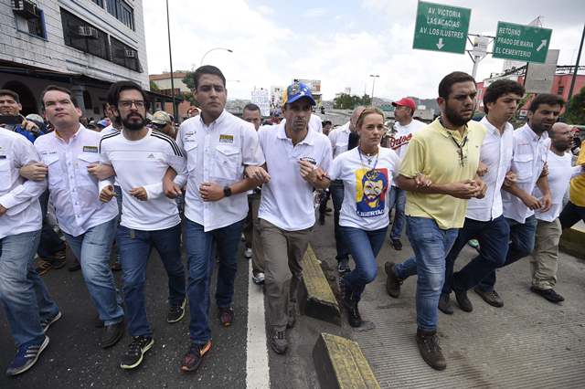 La oposición de Venezuela salió a las calles a protestar contra los ataques de la policía. (Foto Prensa Libre: EFE)