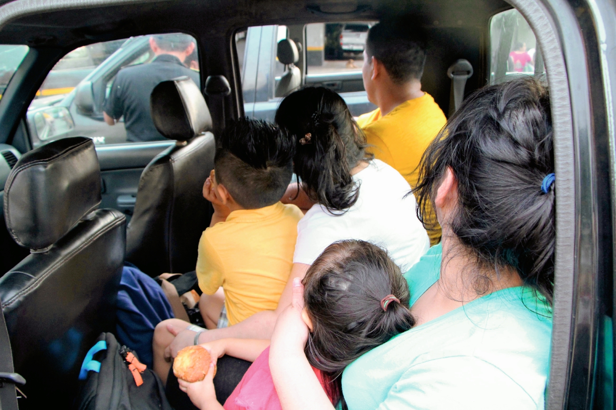 Personal de la PGN rescata a dos hermanos en El Asintal, Retalhuleu. (Foto Prensa Libre: Rolando Miranda)
