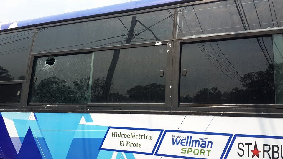 Así quedó el bus luego del ataque a pedradas de ciertos aficionados rojos. (Foto Prensa Libre: cortesía CSD Suchitepéquez)