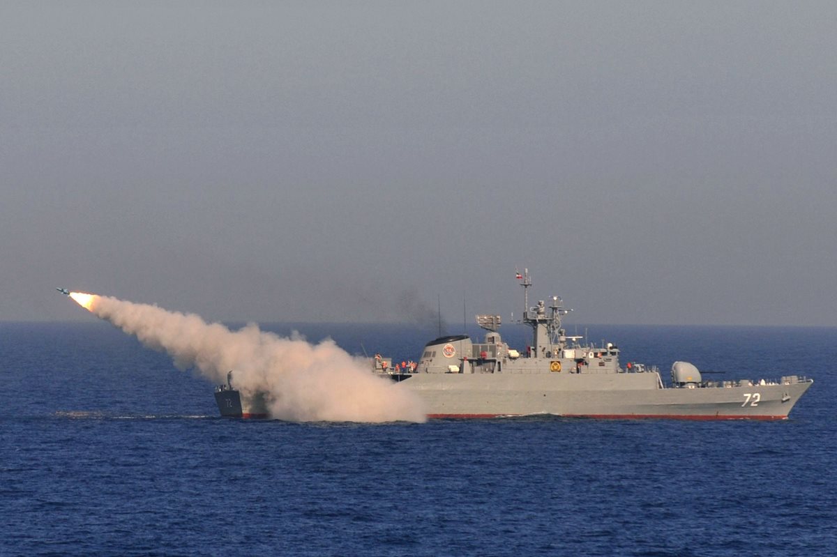 La armada iraní dispara un misil en el Mar de Omán cerca del puerto de Bandar Jask. (Foto Prensa Libre: AFP).